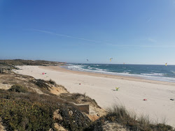 Praia de Vale Figueiros'in fotoğrafı - rahatlamayı sevenler arasında popüler bir yer