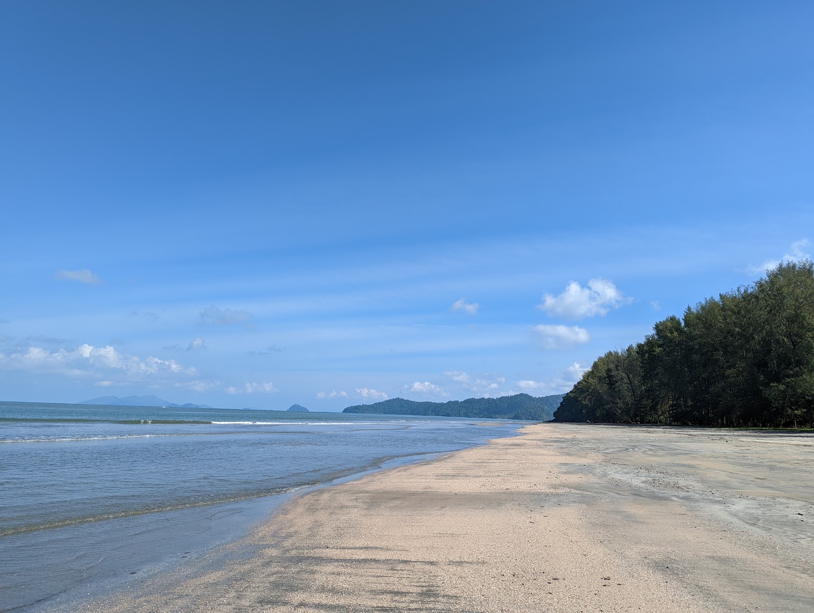 Foto von Baan Prukraksa Beach mit grauer sand Oberfläche