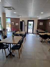 Atmosphère du Restaurant Le petit café à Saint-Jean-de-Moirans - n°14