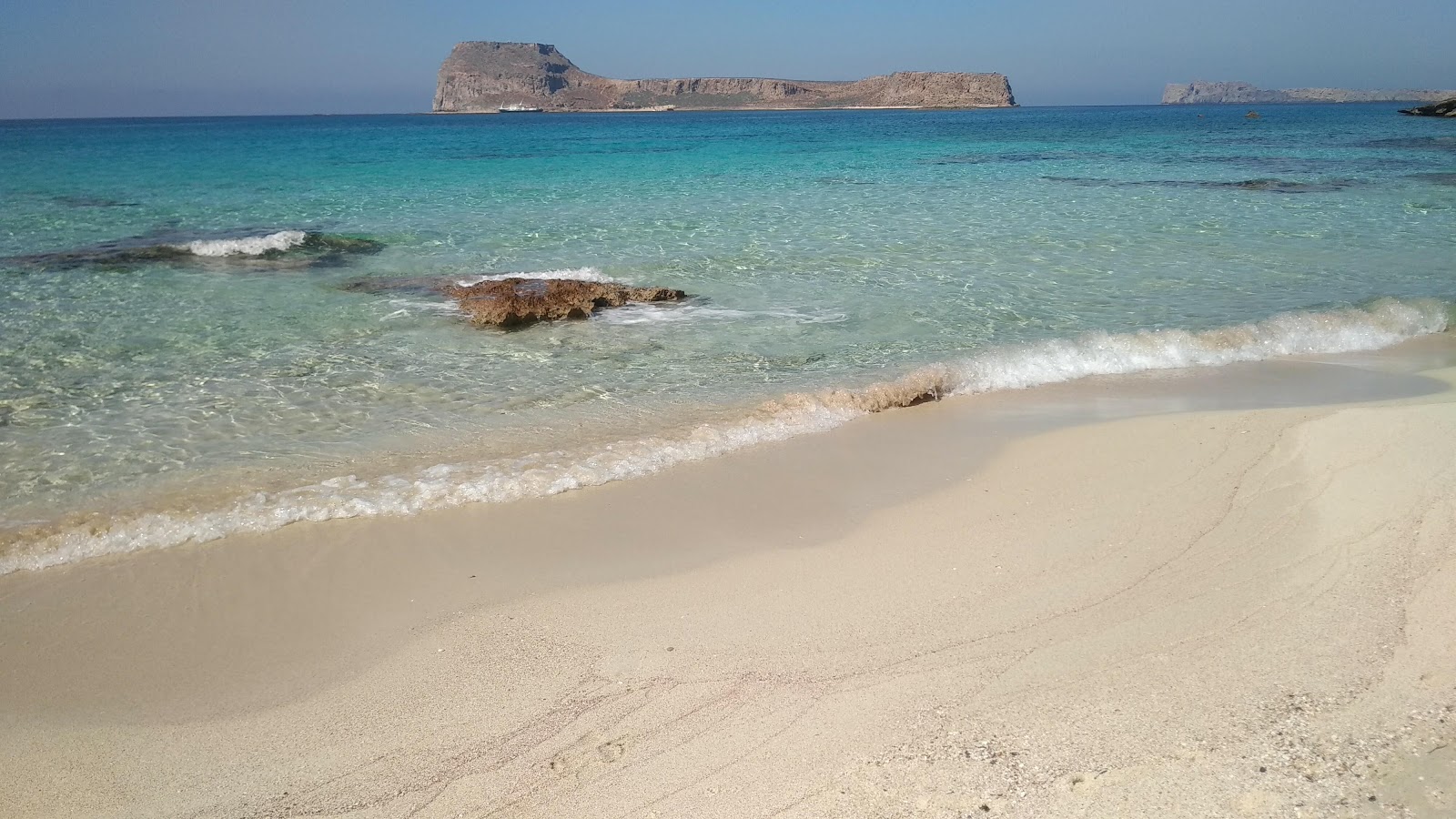 Foto av Crique plage med turkos rent vatten yta