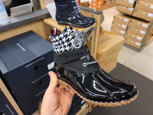 Shoe Store «DSW Designer Shoe Warehouse», reviews and photos, 2515 W 75th St, Naperville, IL 60540, USA