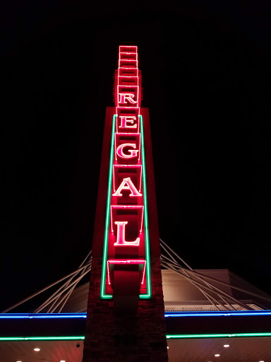 Movie Theater «Regal Cinemas Issaquah Highlands 12 IMAX & RPX», reviews and photos, 940 NE Park Dr, Issaquah, WA 98029, USA