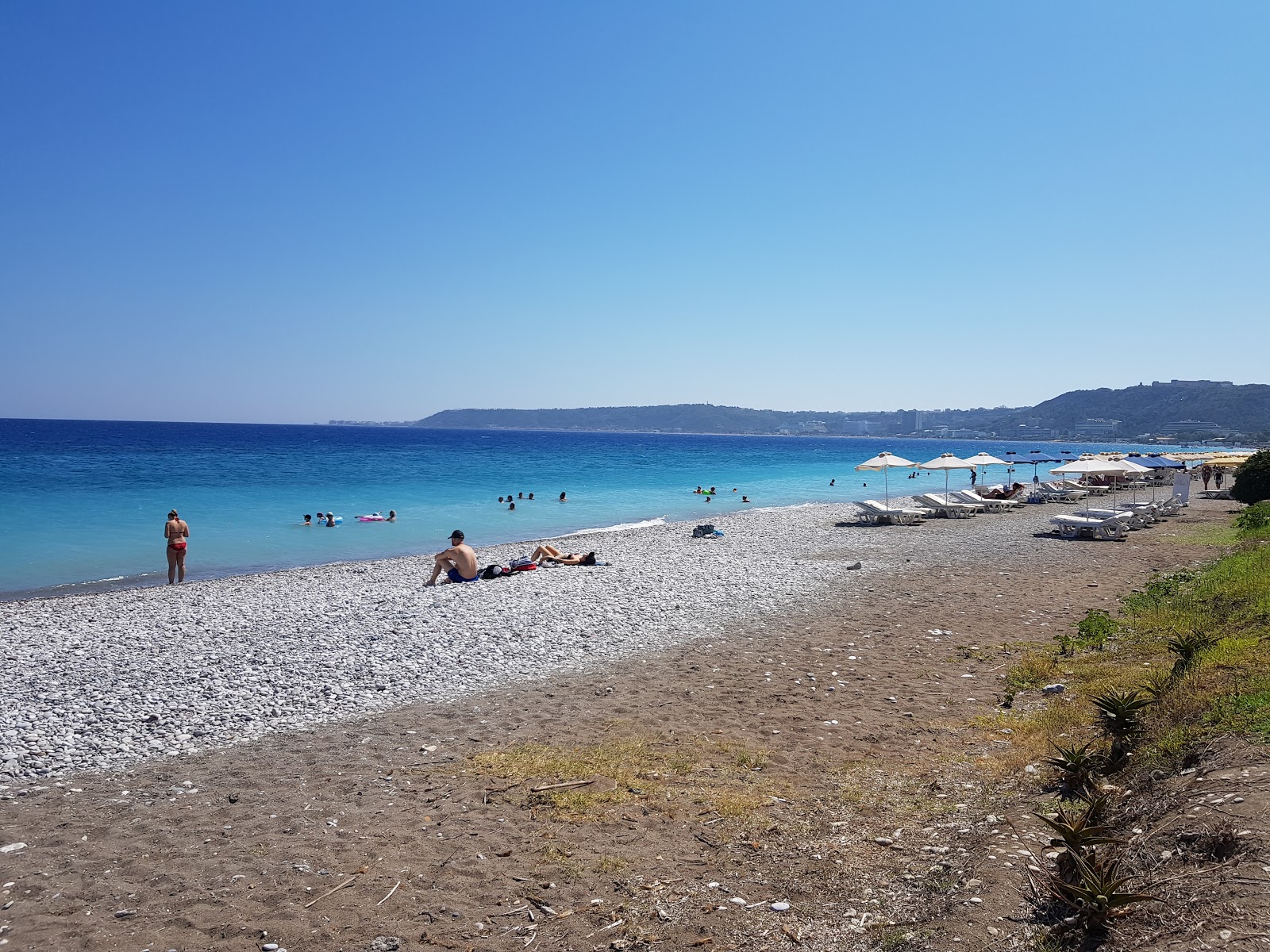 Ialysos Bay Beach'in fotoğrafı geniş plaj ile birlikte