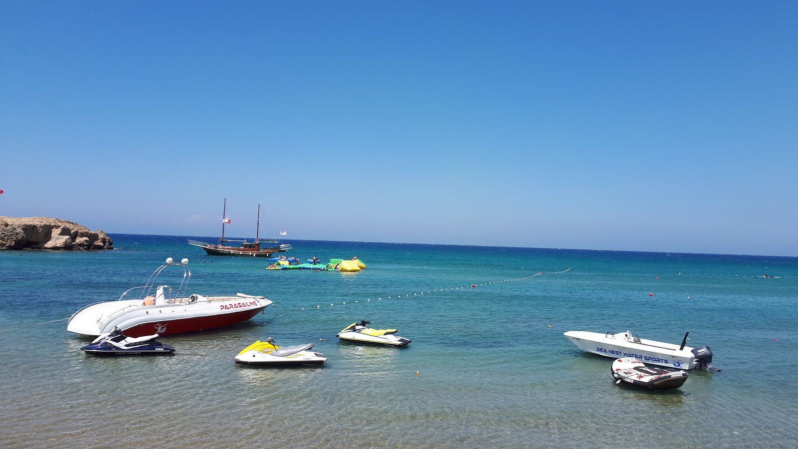 Foto von Escape beach mit türkisfarbenes wasser Oberfläche