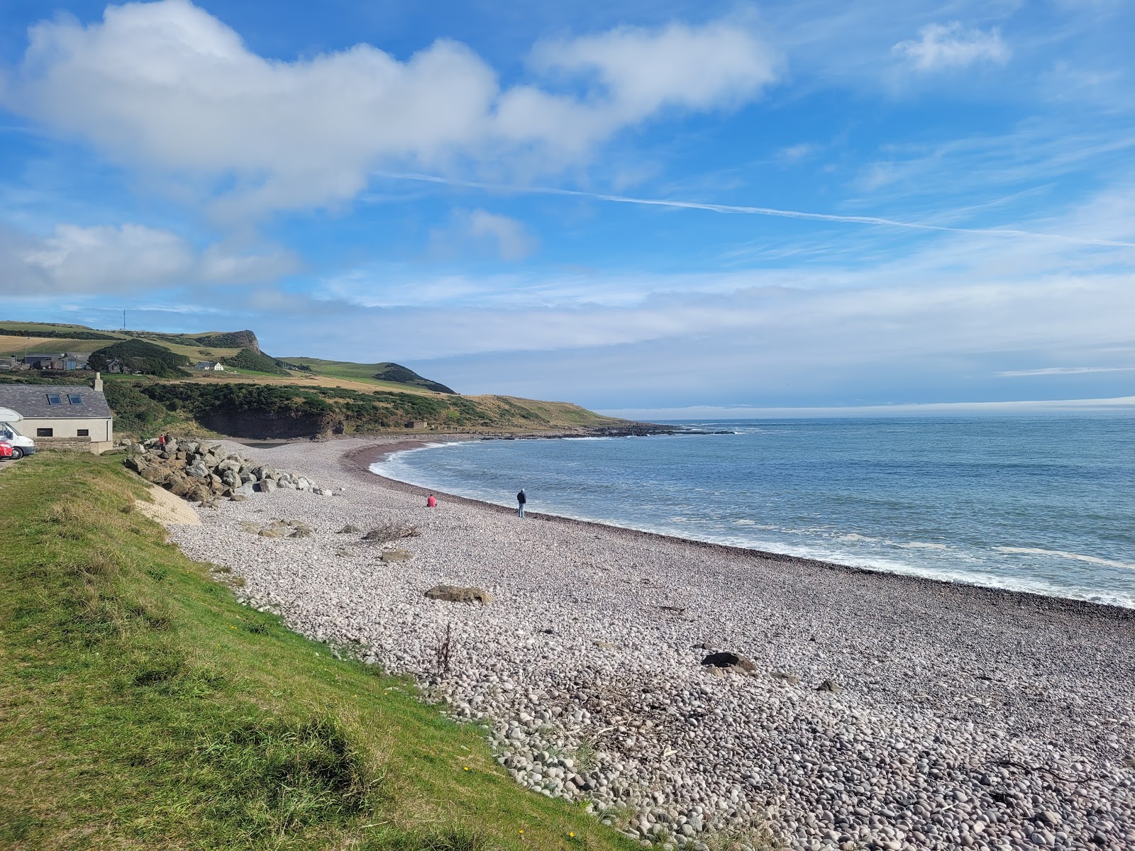 Zdjęcie Inverbervie Beach z powierzchnią szary kamyk