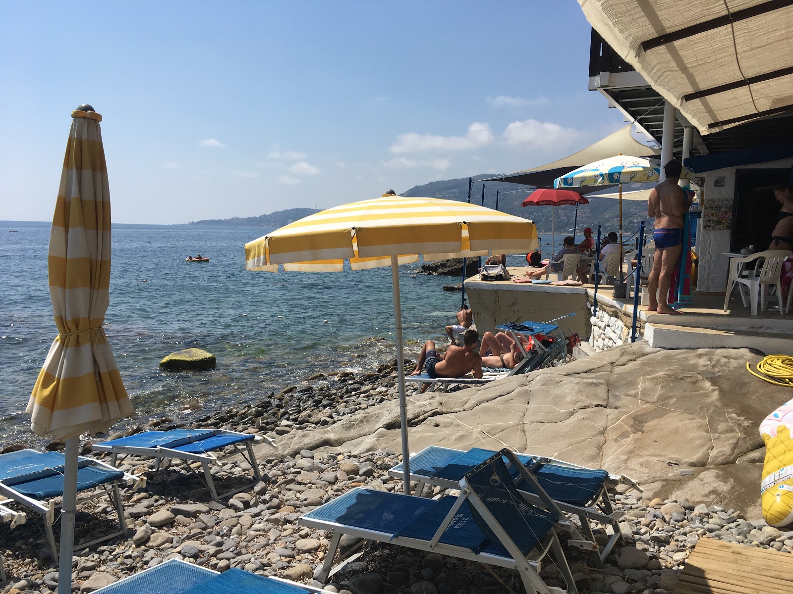 Foto di Caletta del Gabbiano con una superficie del acqua blu