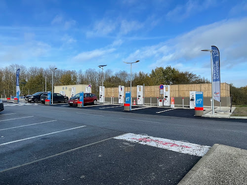 Borne de recharge de véhicules électriques Total Energies Station de recharge Sargé-lès-le-Mans