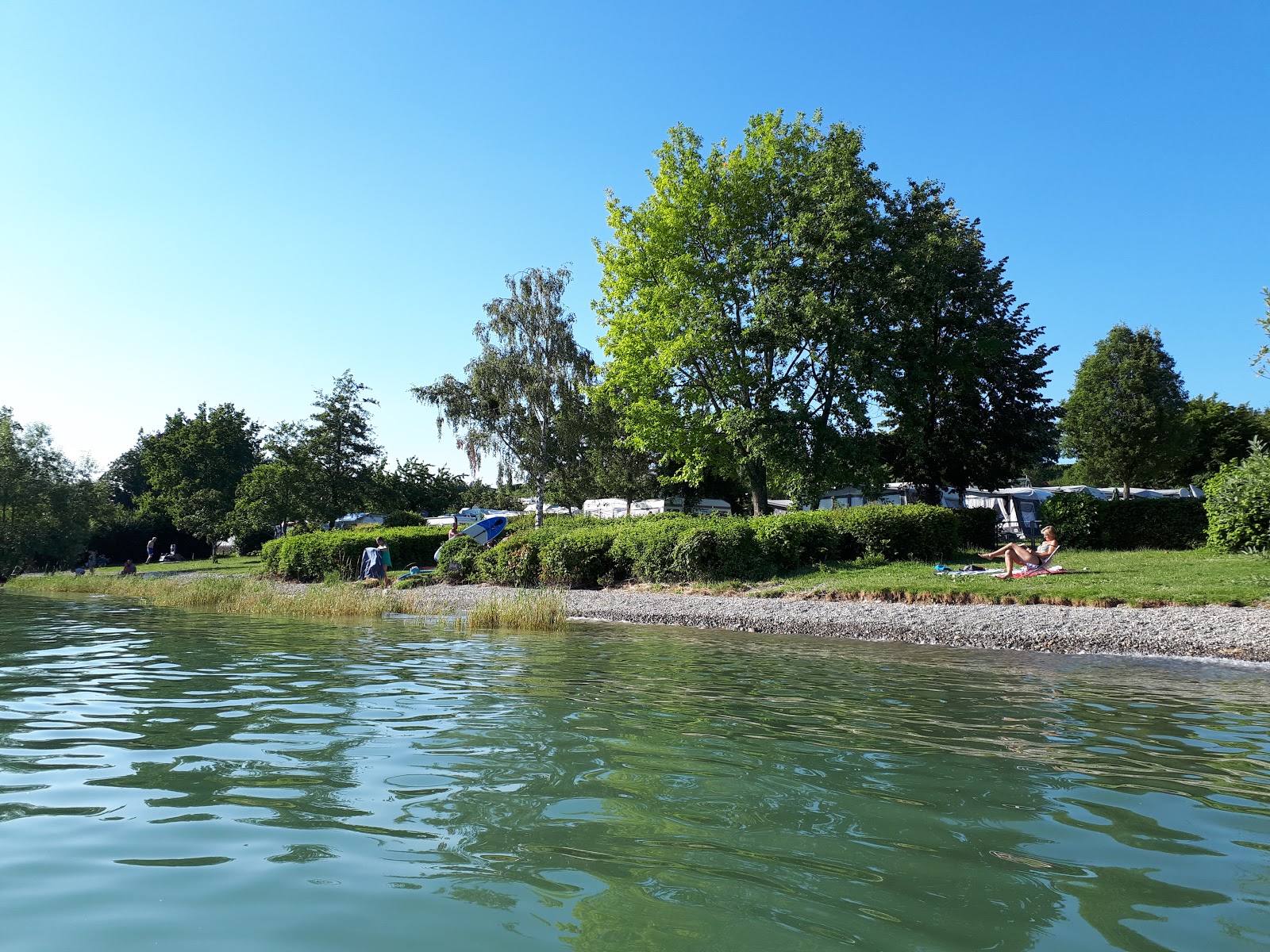 Strandbad Hagnau的照片 带有碧绿色纯水表面
