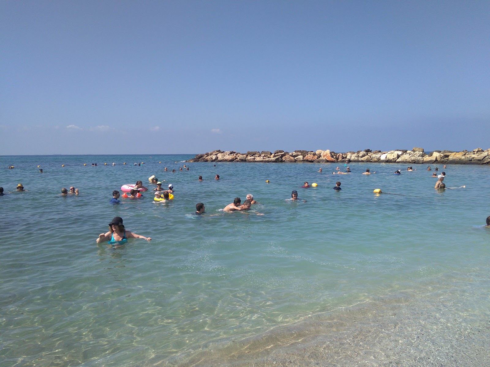 Shavei Tsion beach的照片 带有明亮的沙子表面