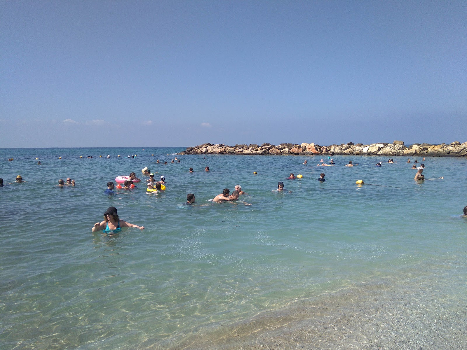 Foto von Shavei Tsion beach mit beiger sand Oberfläche
