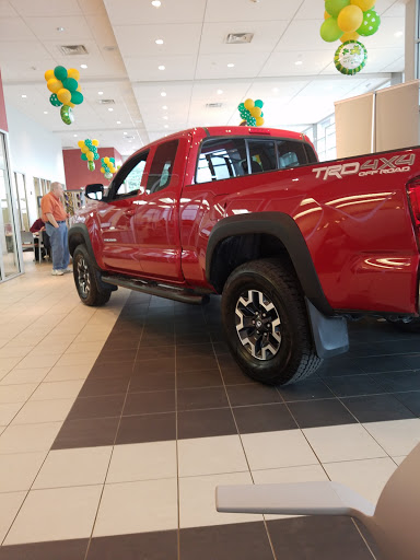 Car Dealer «West Herr Toyota of Williamsville», reviews and photos, 8129 Main St, Williamsville, NY 14221, USA