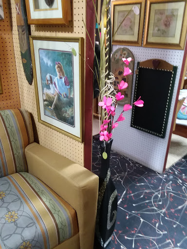 Flea Market «Springfield Flea Market & Gifts», reviews and photos, 1325 E Trafficway St, Springfield, MO 65802, USA