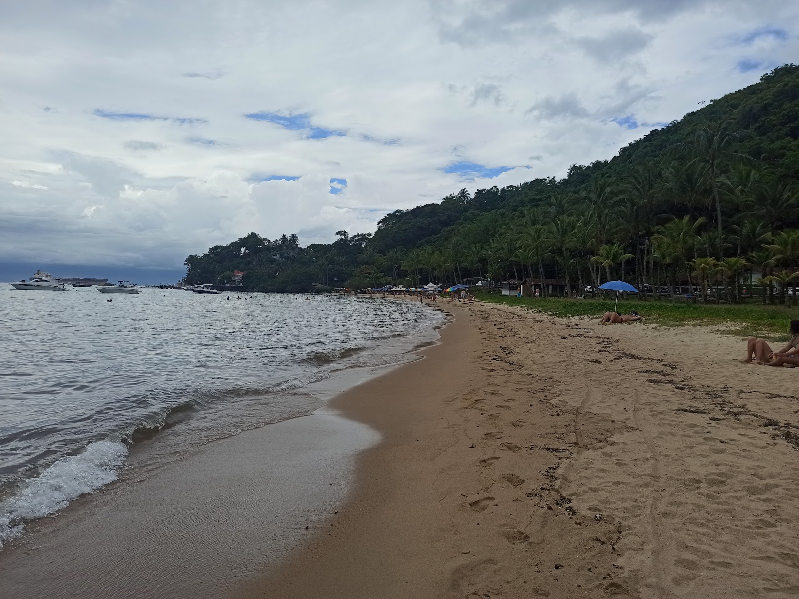 Valokuva Praia do Barreirosista. tukeutunut kallioilla