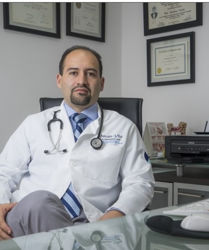 Dr. Fidel Mendoza Varela, Gastroenterólogo