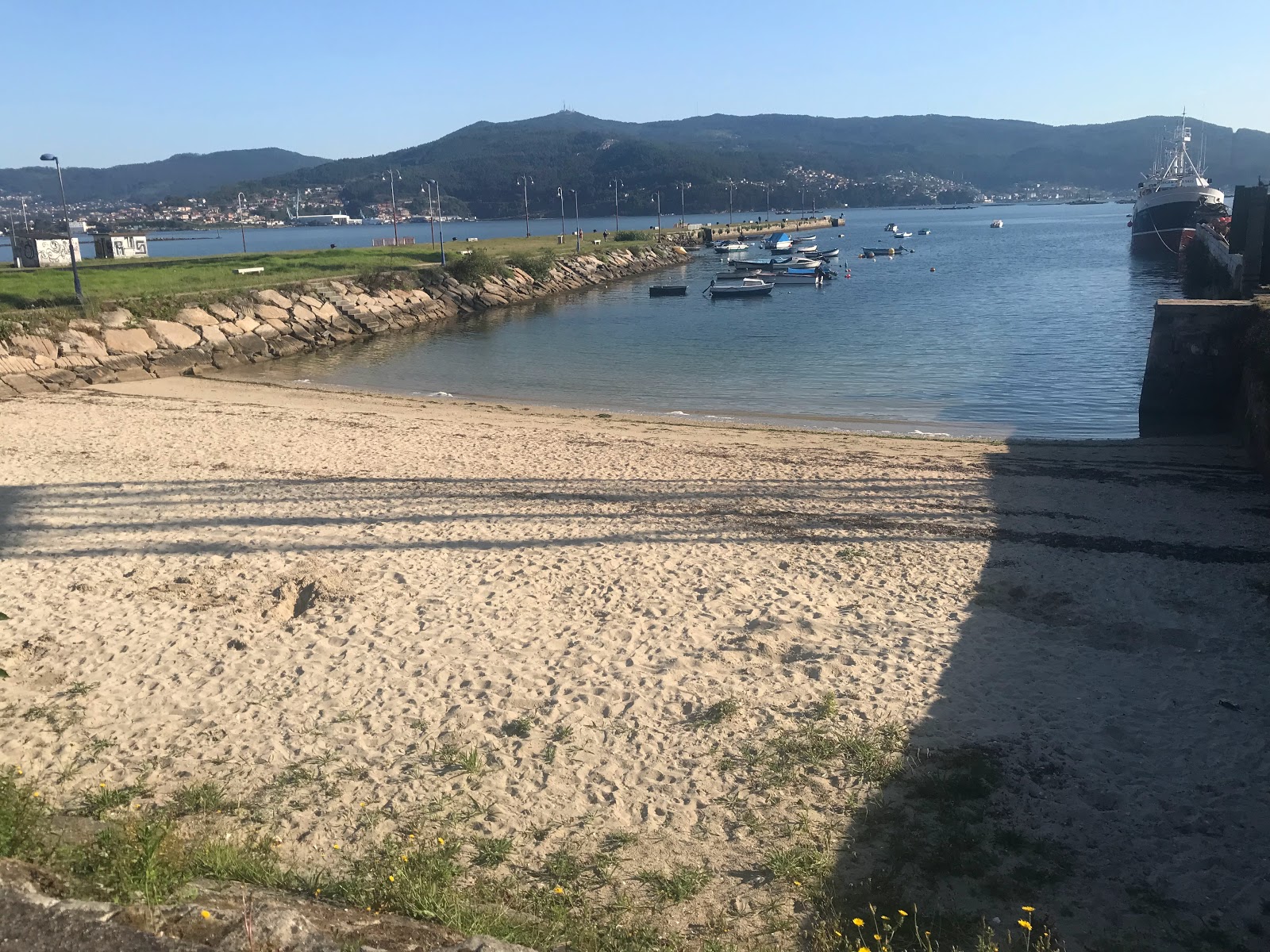 Foto di Praia de Rios de Dentro con una superficie del sabbia beige