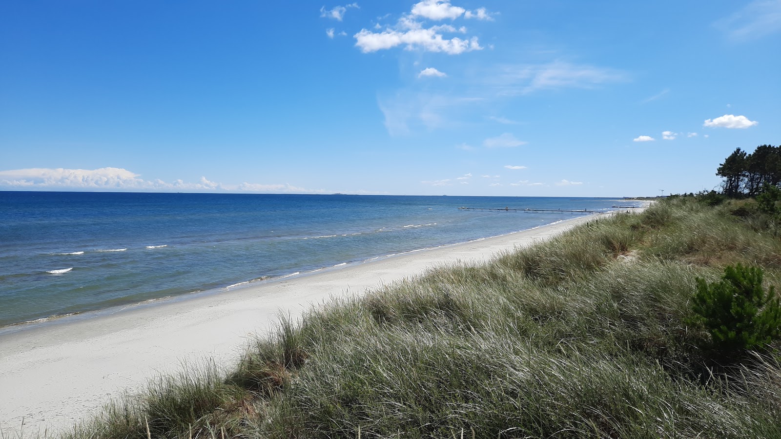 Φωτογραφία του Bratten Beach με φωτεινή άμμος επιφάνεια