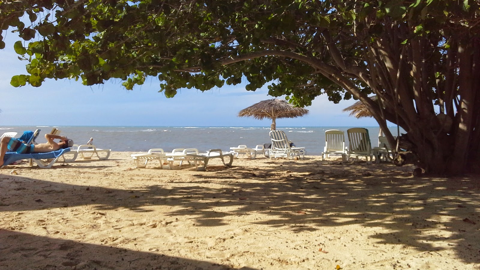 Valokuva Jibacoa resortista. pinnalla kirkas hieno hiekka:n kanssa