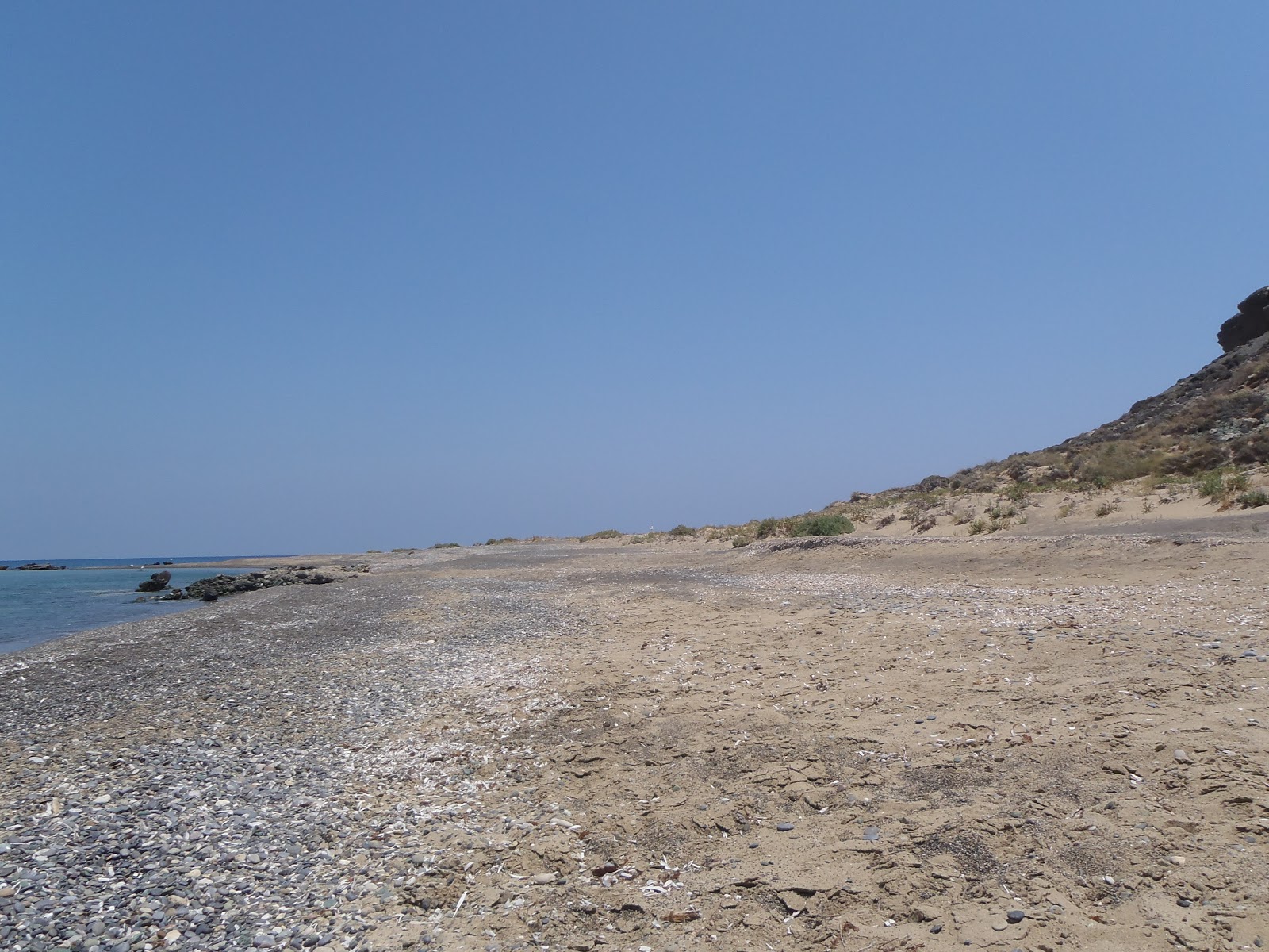 Foto von Grey beach mit gerader strand
