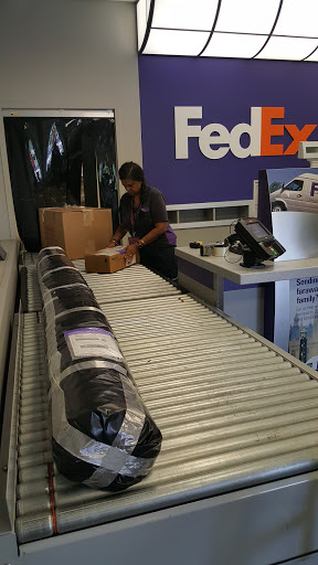 Shipping and Mailing Service «FedEx Ship Center», reviews and photos, 2600 NW 19th St, Pompano Beach, FL 33069, USA
