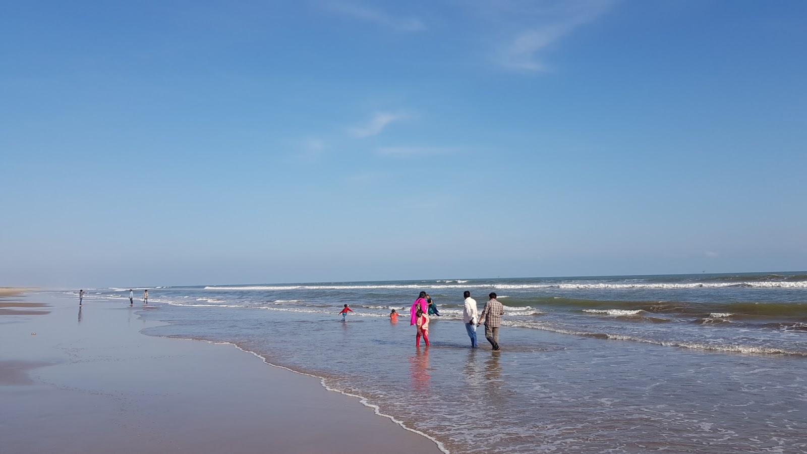 Foto di Surasani Yanam Beach con una superficie del sabbia beige fine