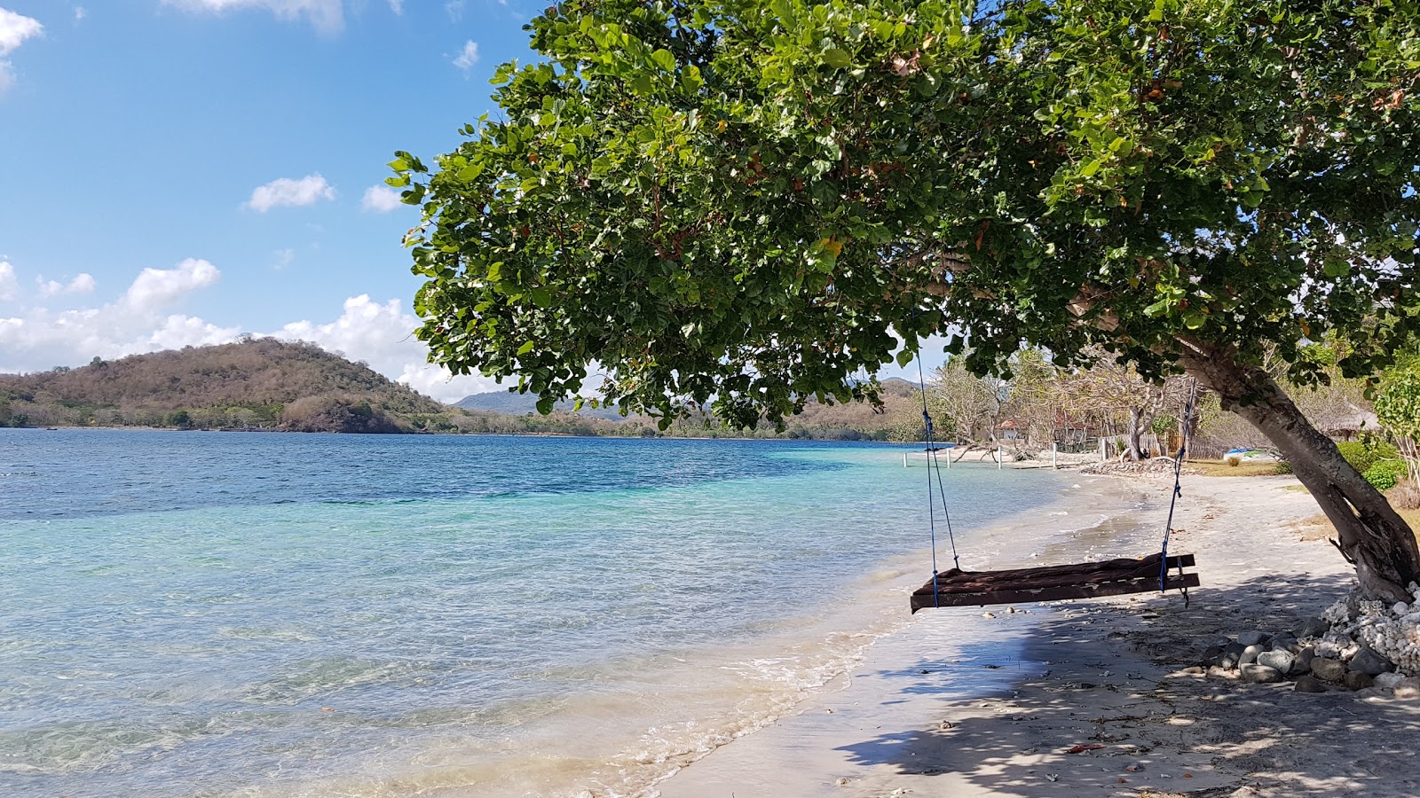 Fotografie cu Gili Asahan Pearl Beach cu o suprafață de apa pură turcoaz