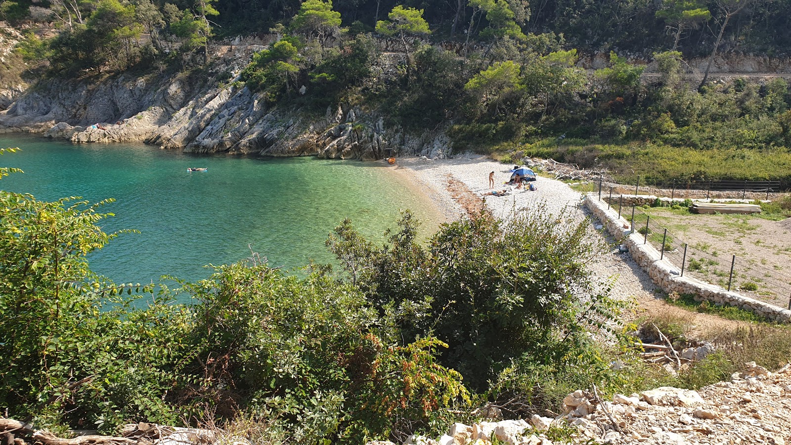 Foto de Drenje beach e sua bela paisagem