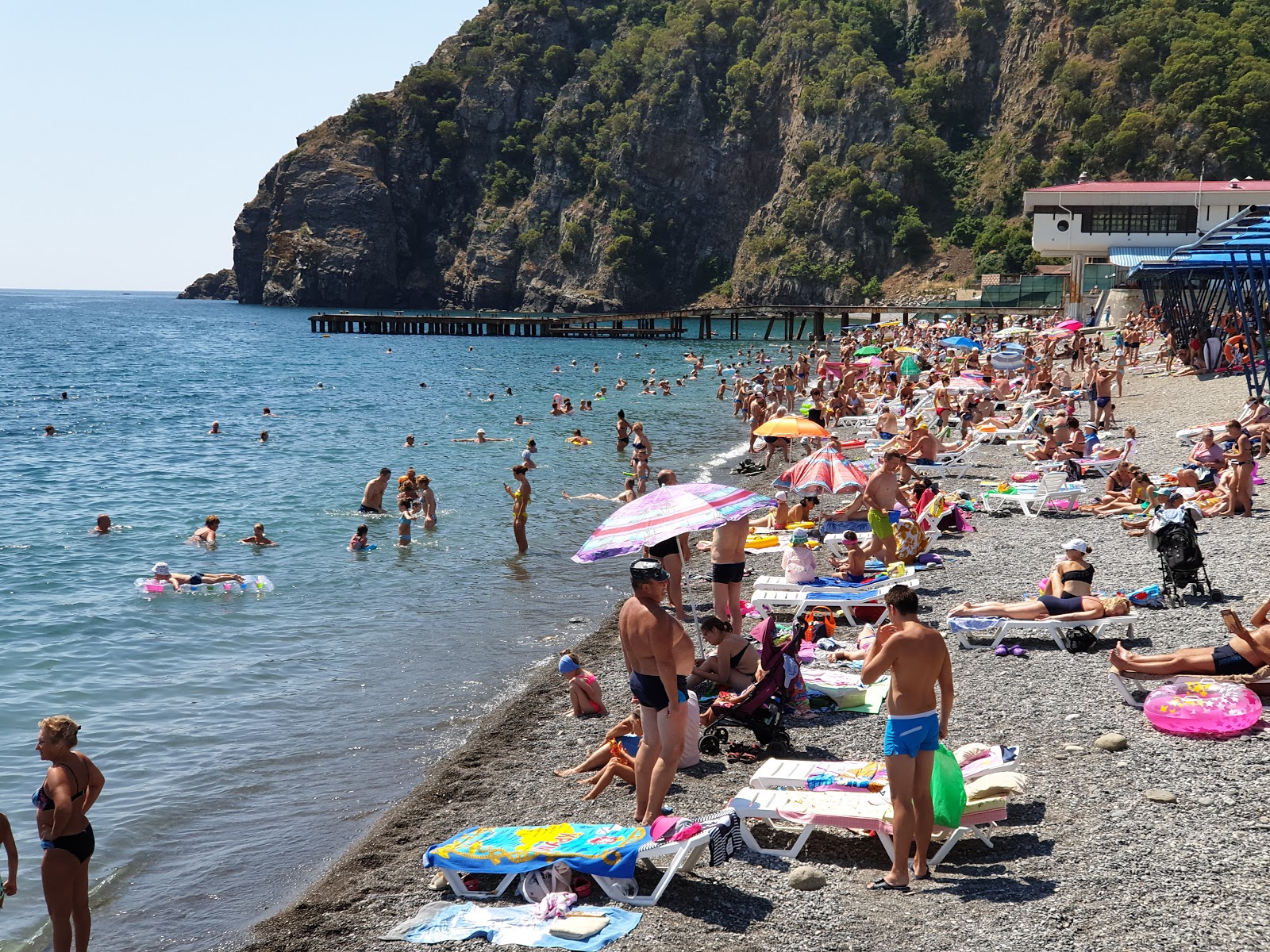 Foto di Crimea hotel beach con una superficie del acqua cristallina