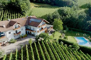 Kerschbamerhof Apartments auf dem Weinbauernhof im Süden Südtirols mit Pool image