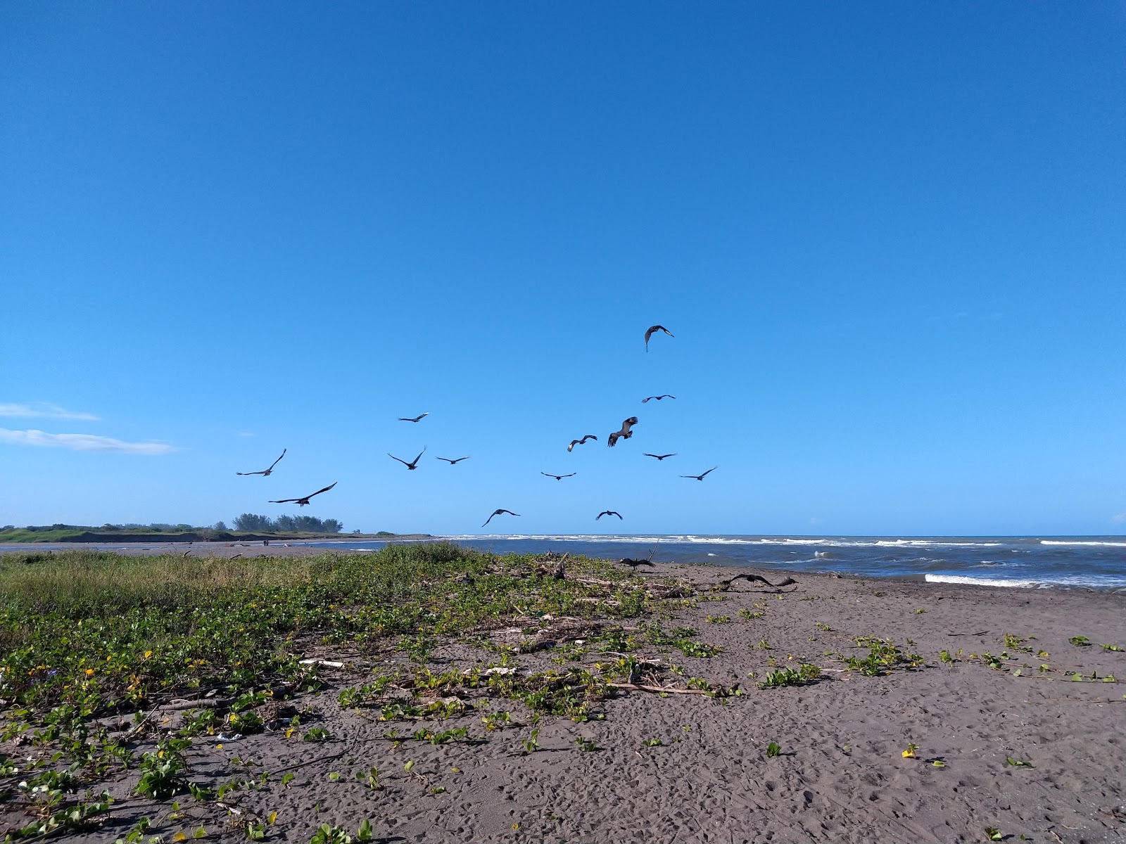 Foto von Playa El Raudal mit heller sand Oberfläche