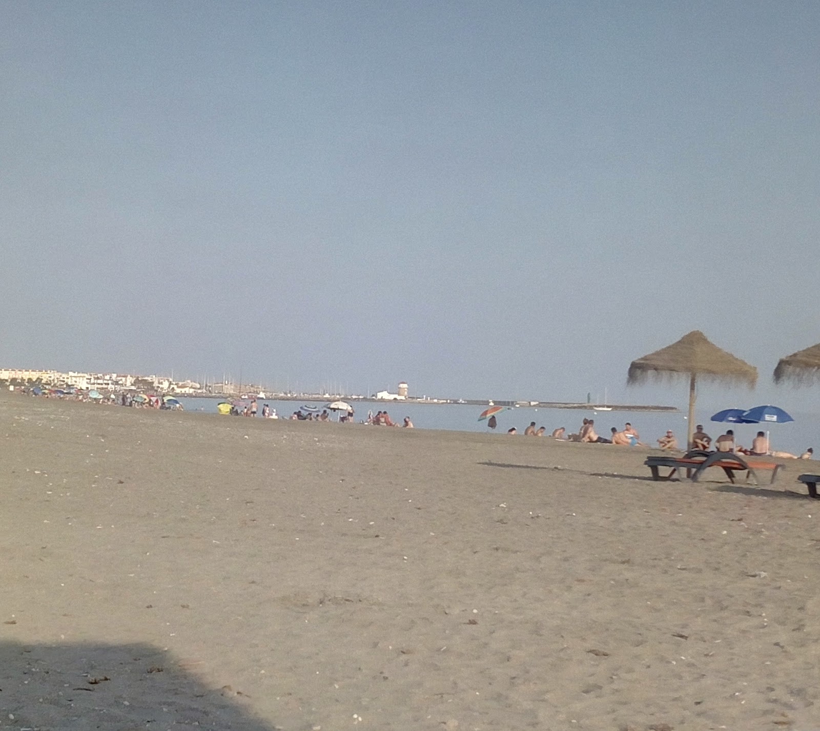 Foto van Playa Poniente de Almerimar met blauw water oppervlakte