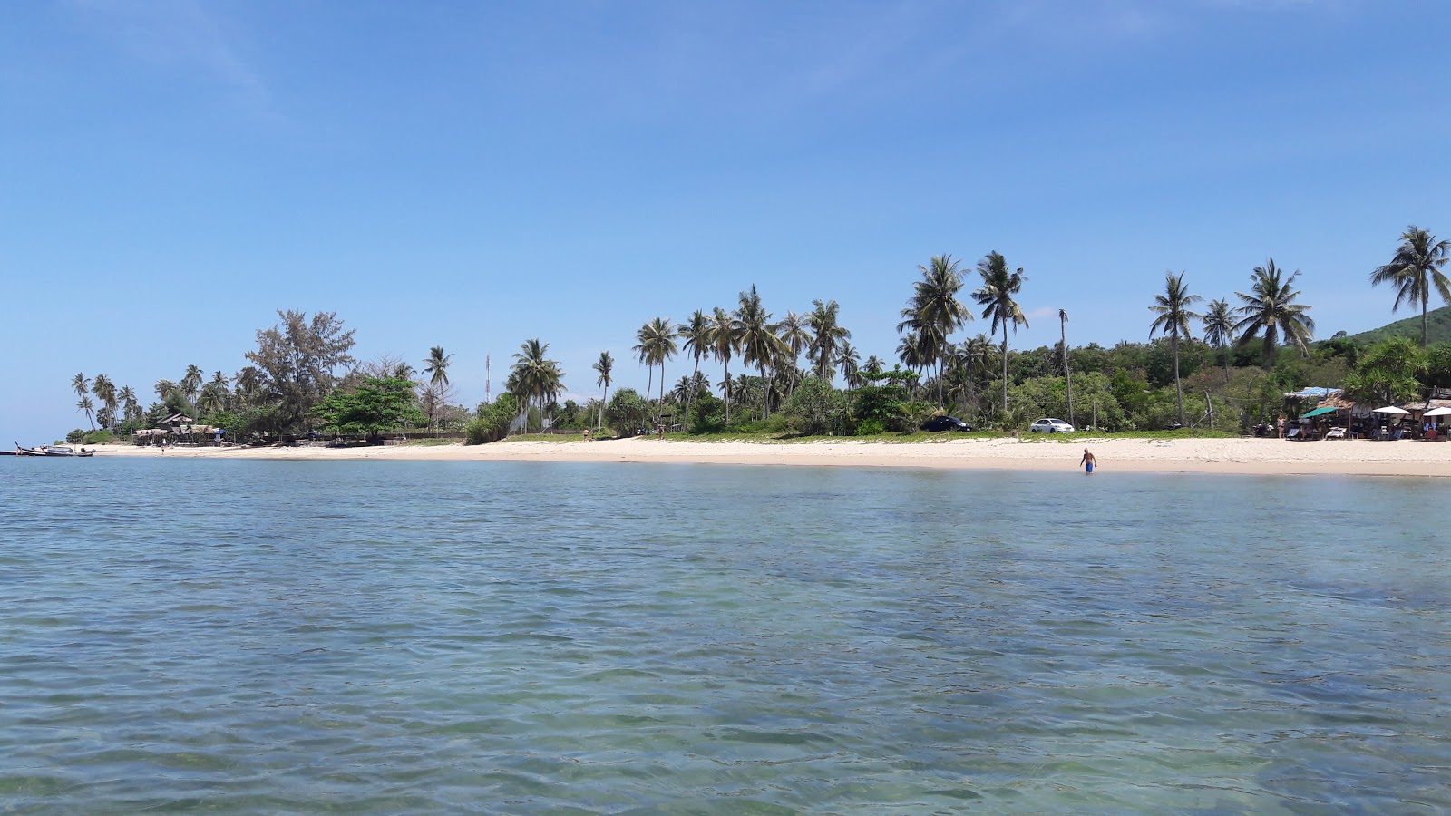 Klong Tob Beach的照片 带有碧绿色纯水表面