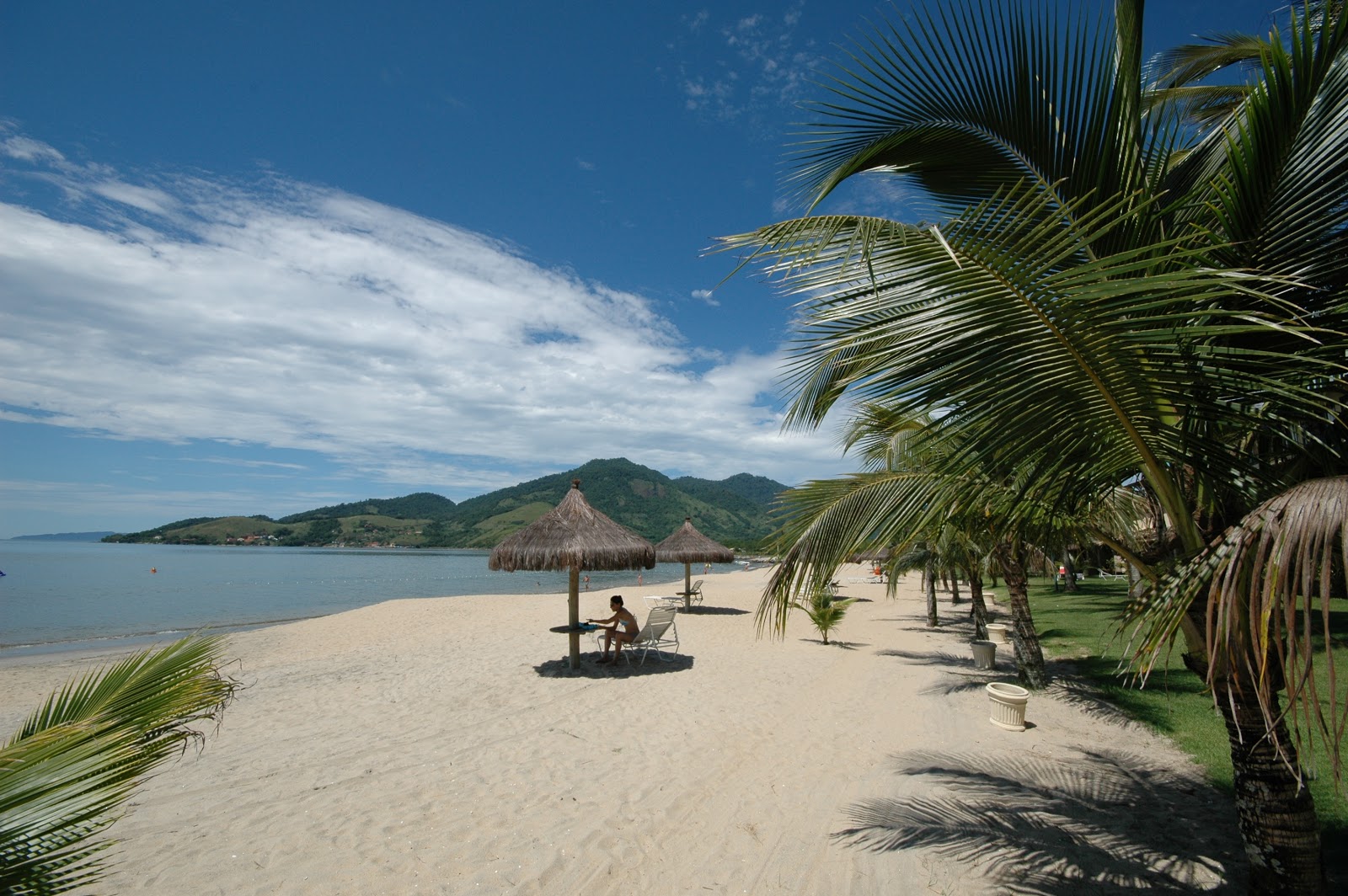 马瓜拉提巴海滩的照片 带有碧绿色纯水表面