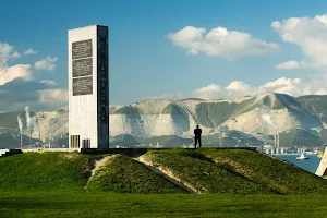 Memorial to fallen soldiers image