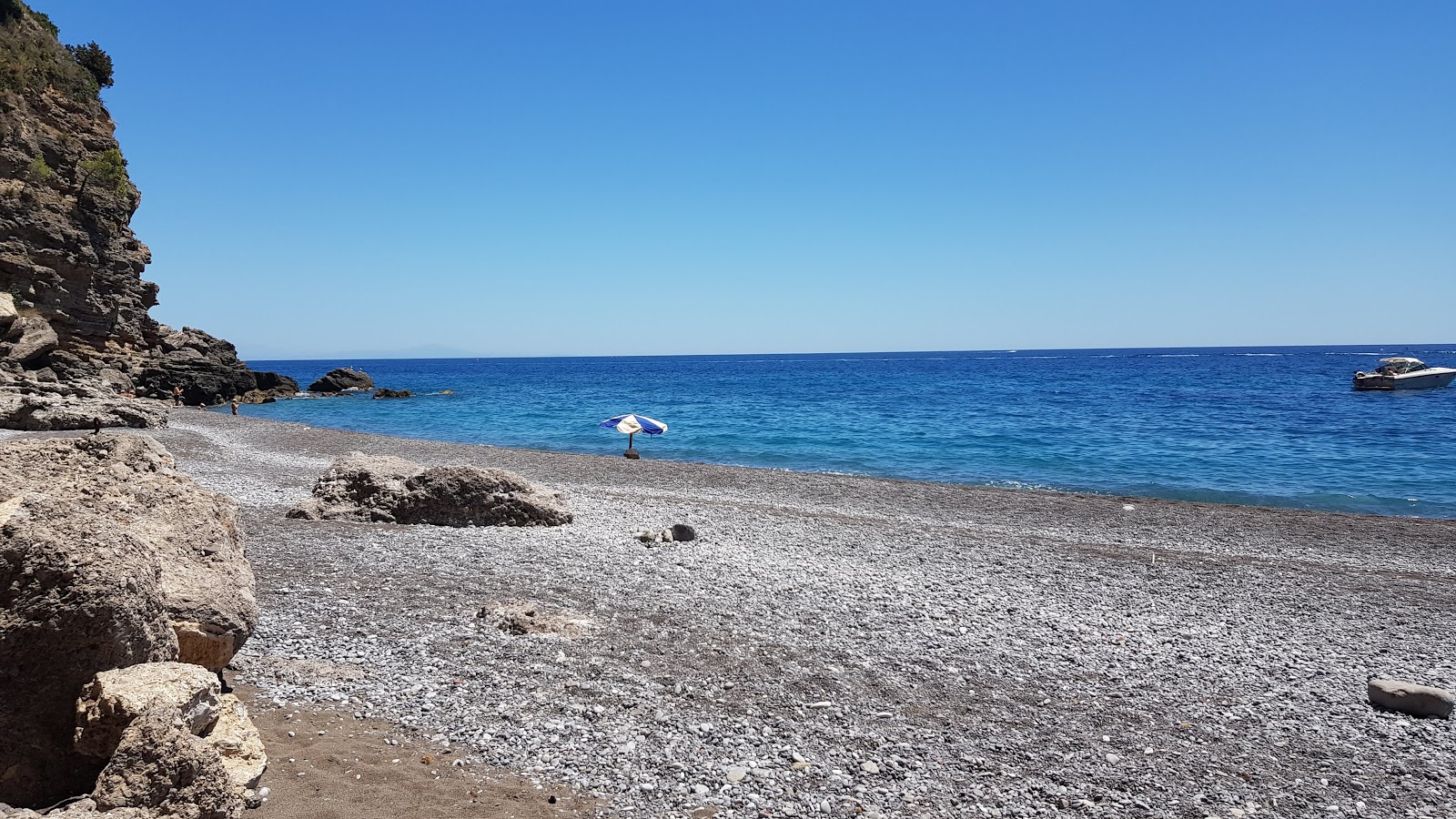 Foto af Spiaggia di Tordigliano omgivet af bjerge