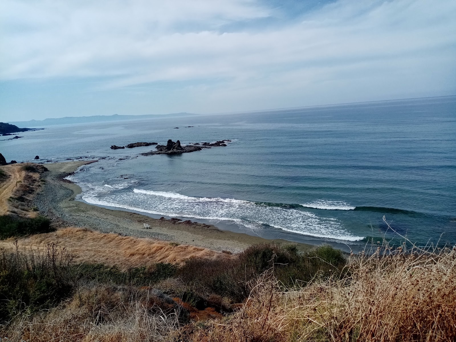 Foto de Tpoulorotsos beach com areia cinza e seixos superfície