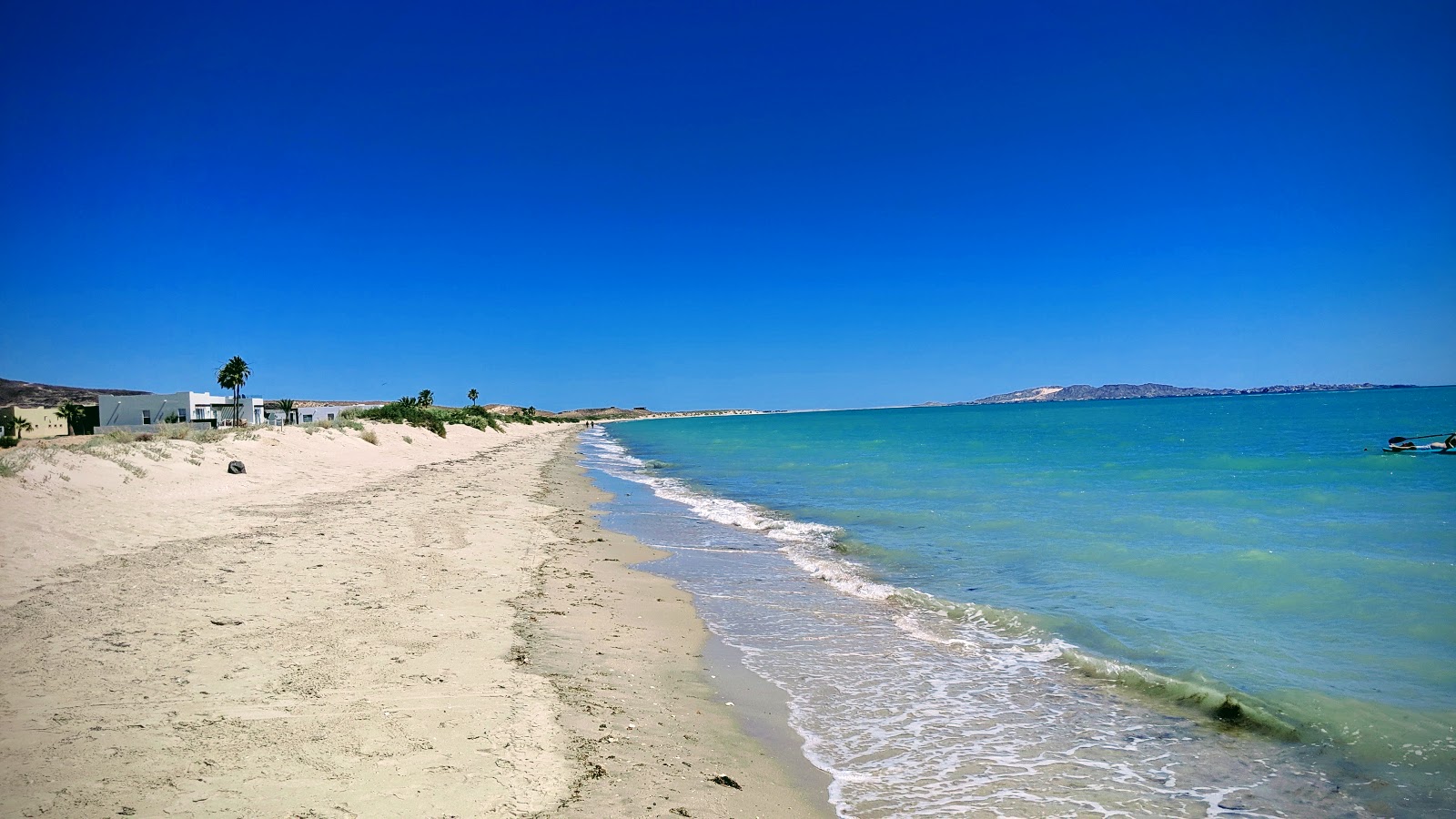 Fotografie cu Playa Laguna cu o suprafață de apa pură turcoaz