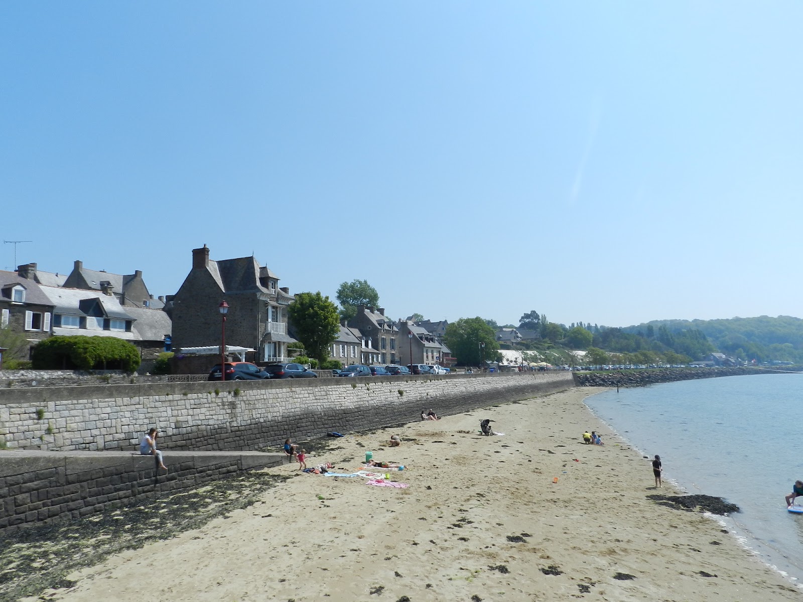Plage de Saint-Suliac'in fotoğrafı ve yerleşim