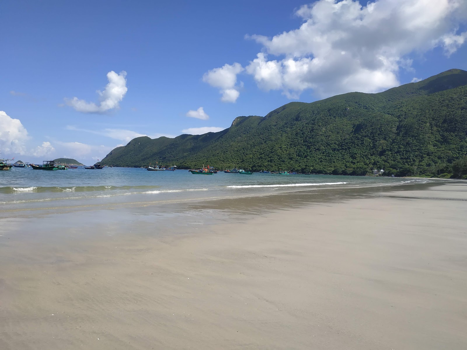 Foto von An Hai Beach von Klippen umgeben