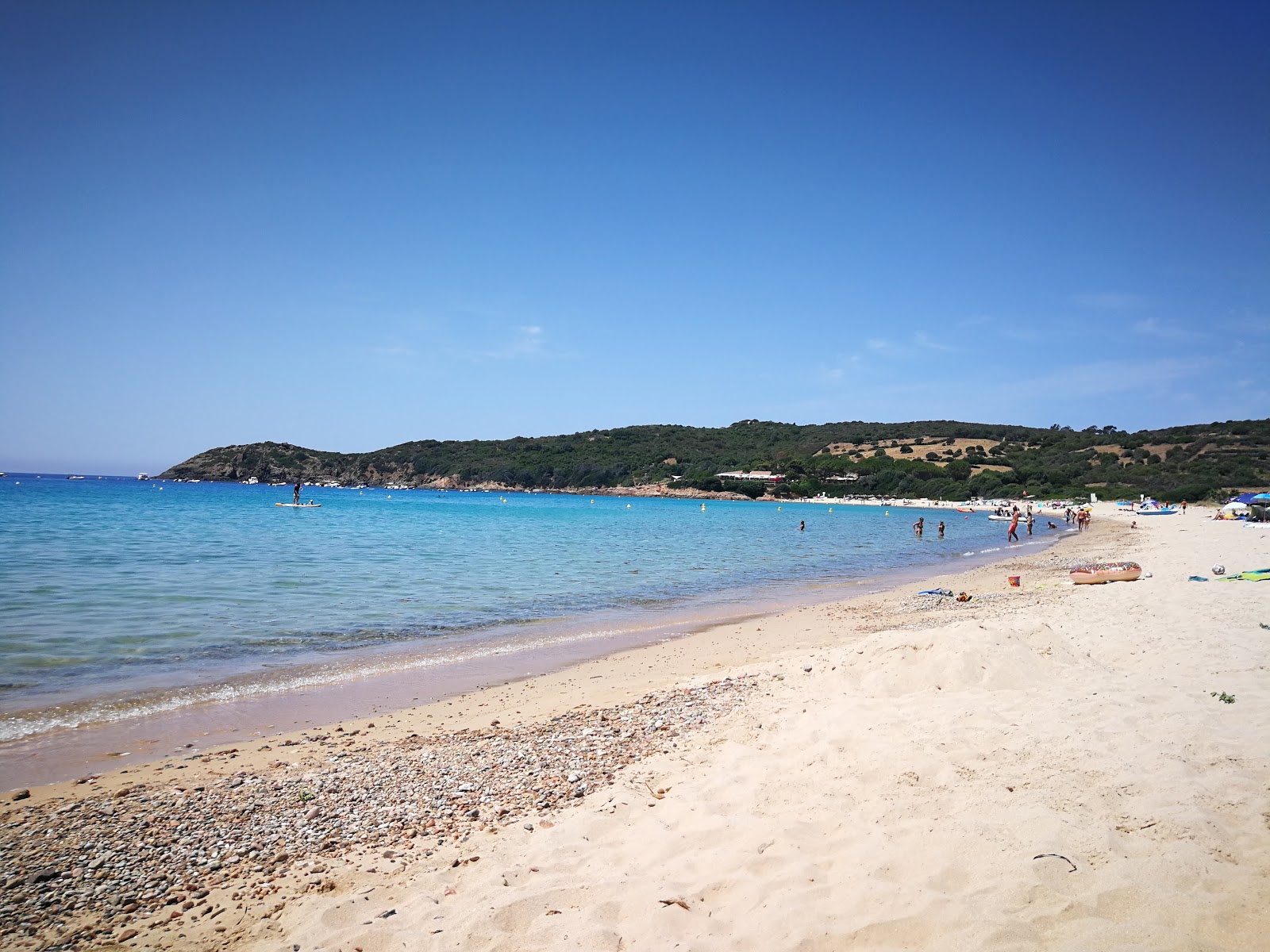 Foto von Arone Strand von Klippen umgeben