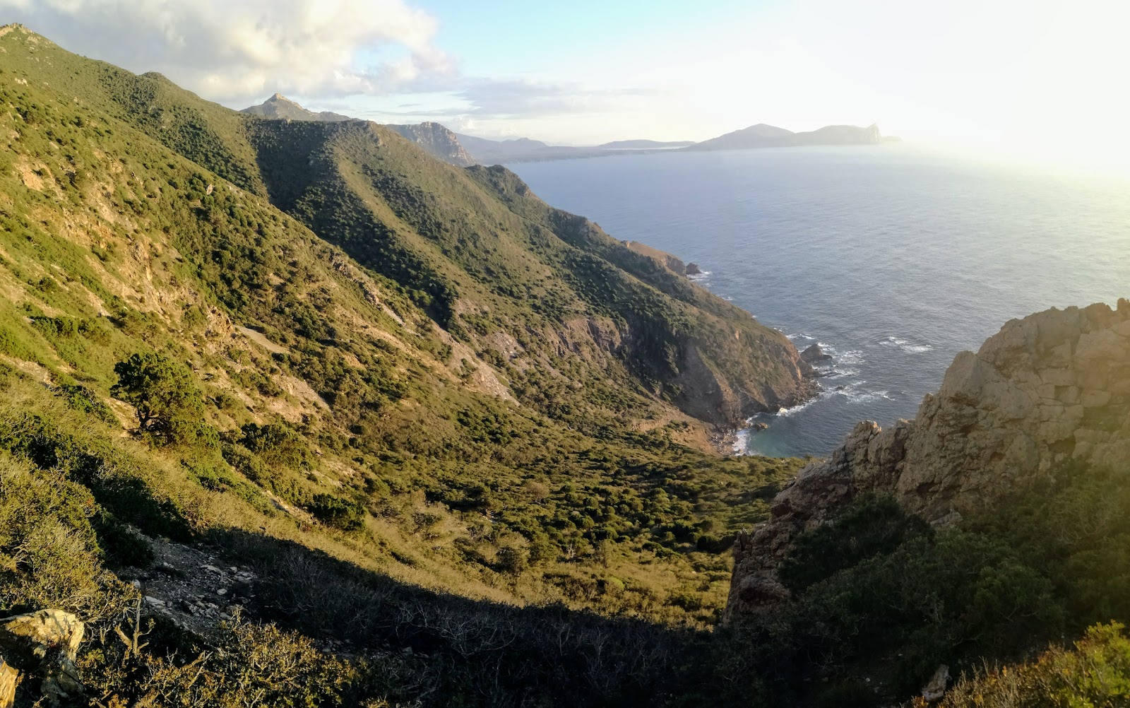 Foto di Cala Rocchi di San Nicola con una superficie del sabbia grigia e rocce