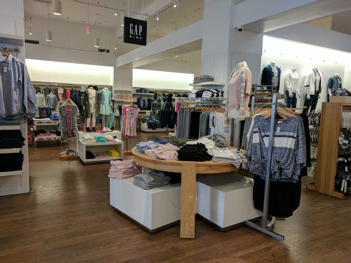 Clothing Store «Gap», reviews and photos, 1294 Burlingame Ave, Burlingame, CA 94010, USA