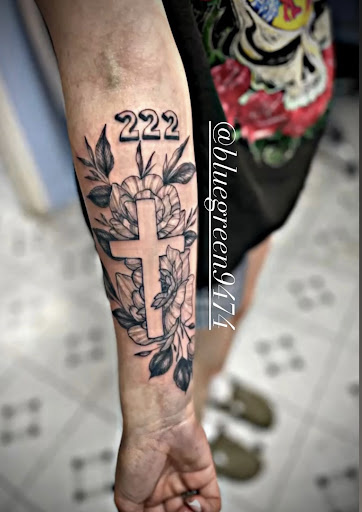 Explore hand finger tattoo ideas, creative tattoo ideas in El Paso, available at R&R tattoo and piercing studio