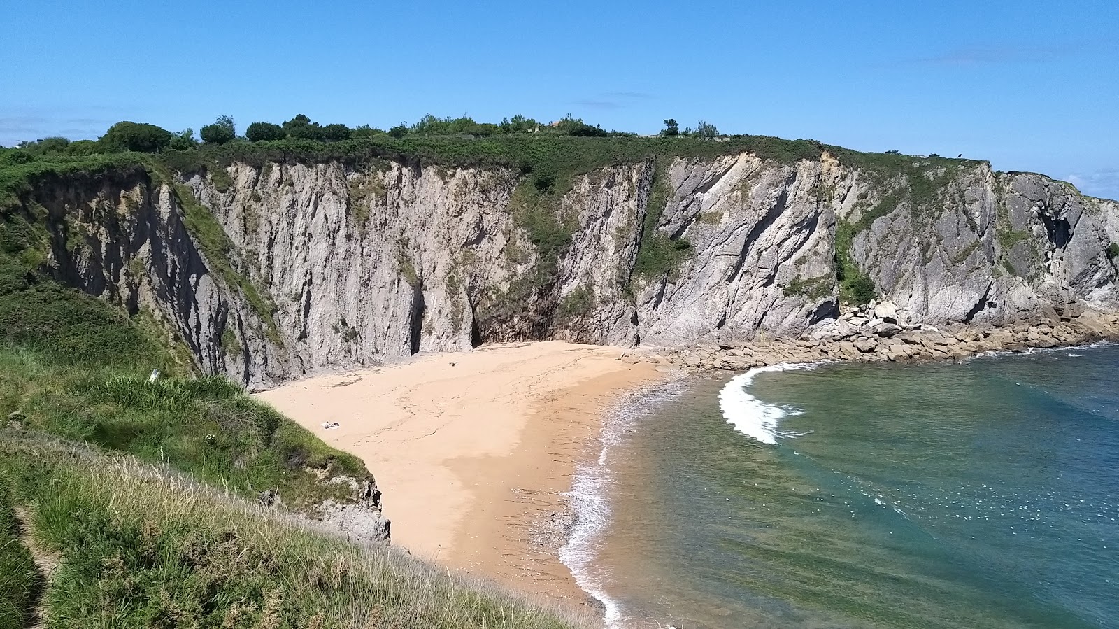 Foto av Playa de Covachos med blå rent vatten yta