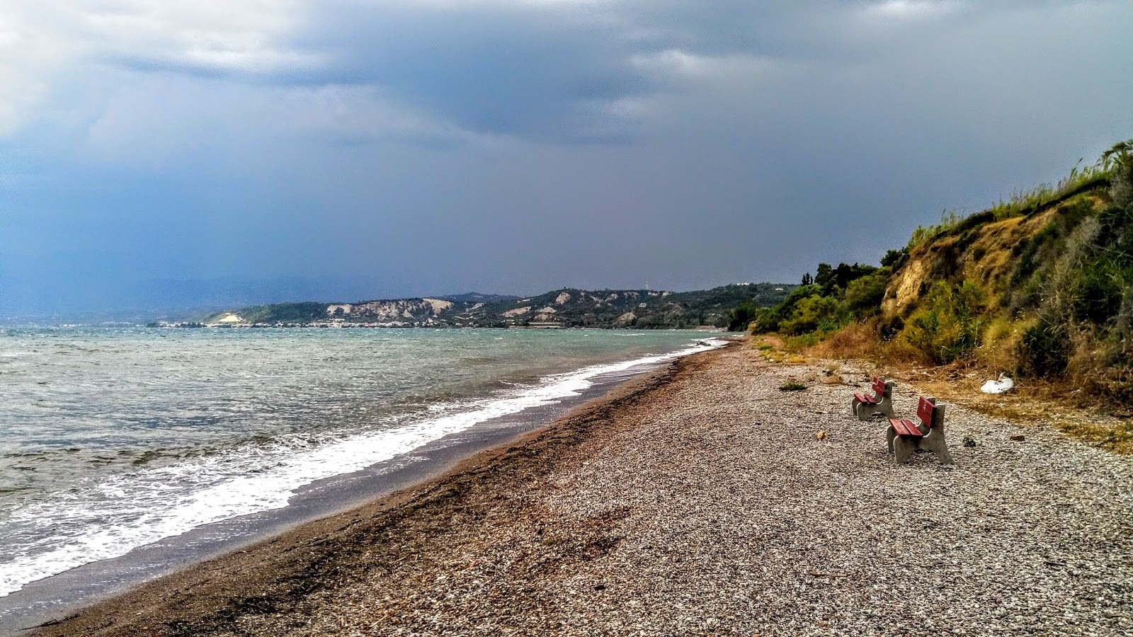 Paralia Alissou II'in fotoğrafı gri çakıl taşı yüzey ile