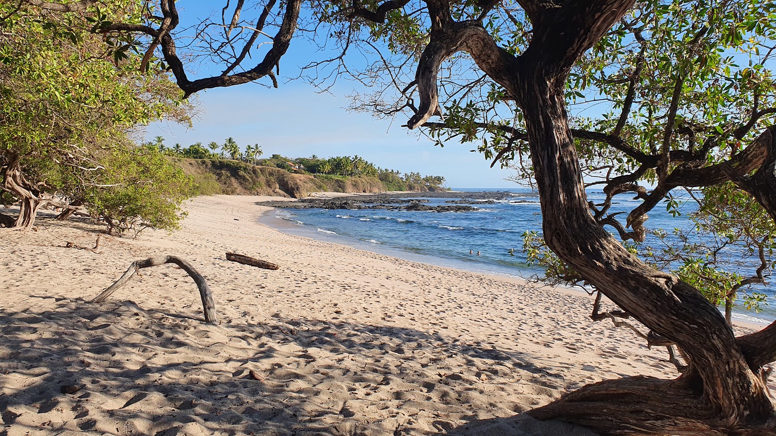 Φωτογραφία του Blanca beach με ψιλή άμμος και βότσαλο επιφάνεια