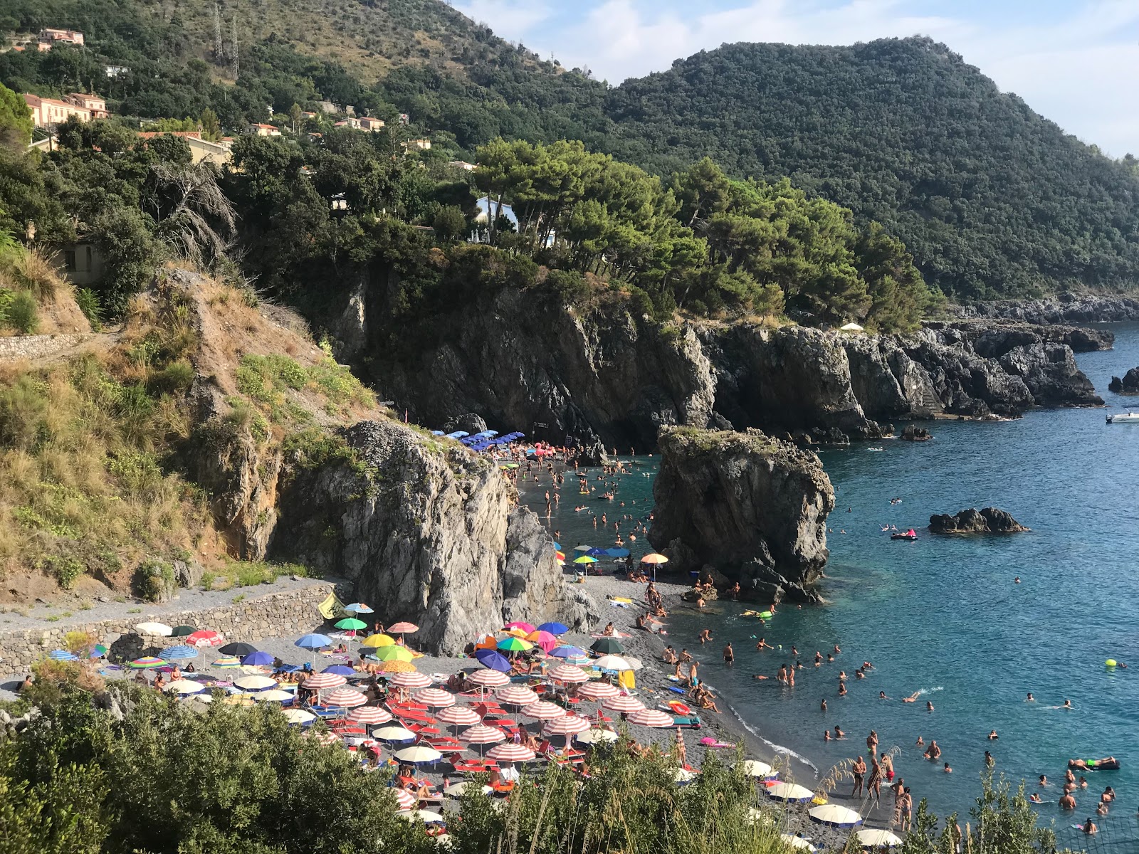 Photo de Spiaggia di Santa Teresa avec plusieurs moyennes baies