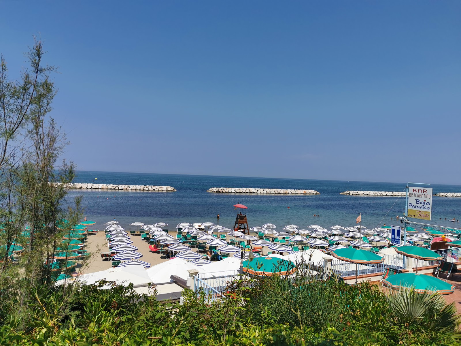 Spiaggia Gabicce Mare'in fotoğrafı turkuaz saf su yüzey ile