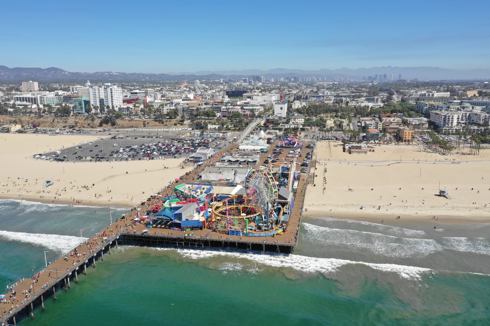 Santa Monica Beach的照片 带有碧绿色水表面