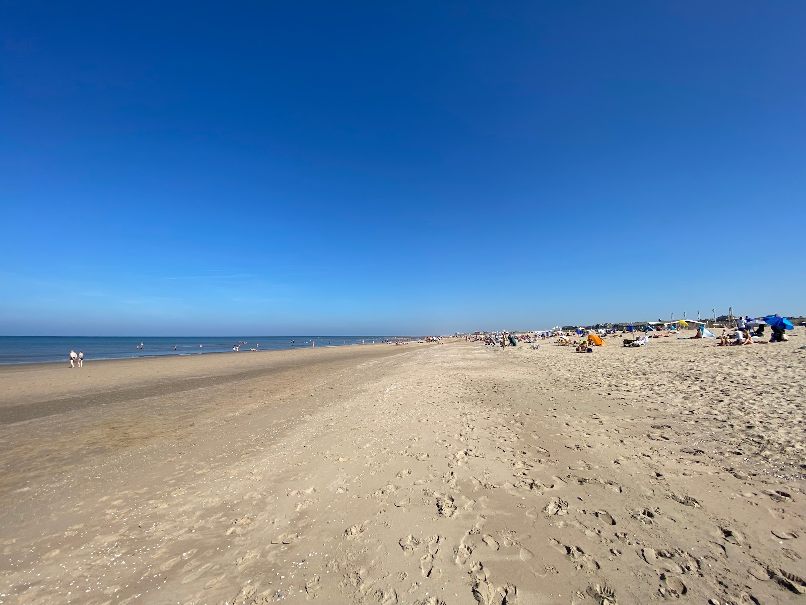 Katwijk Beach'in fotoğrafı parlak kum yüzey ile