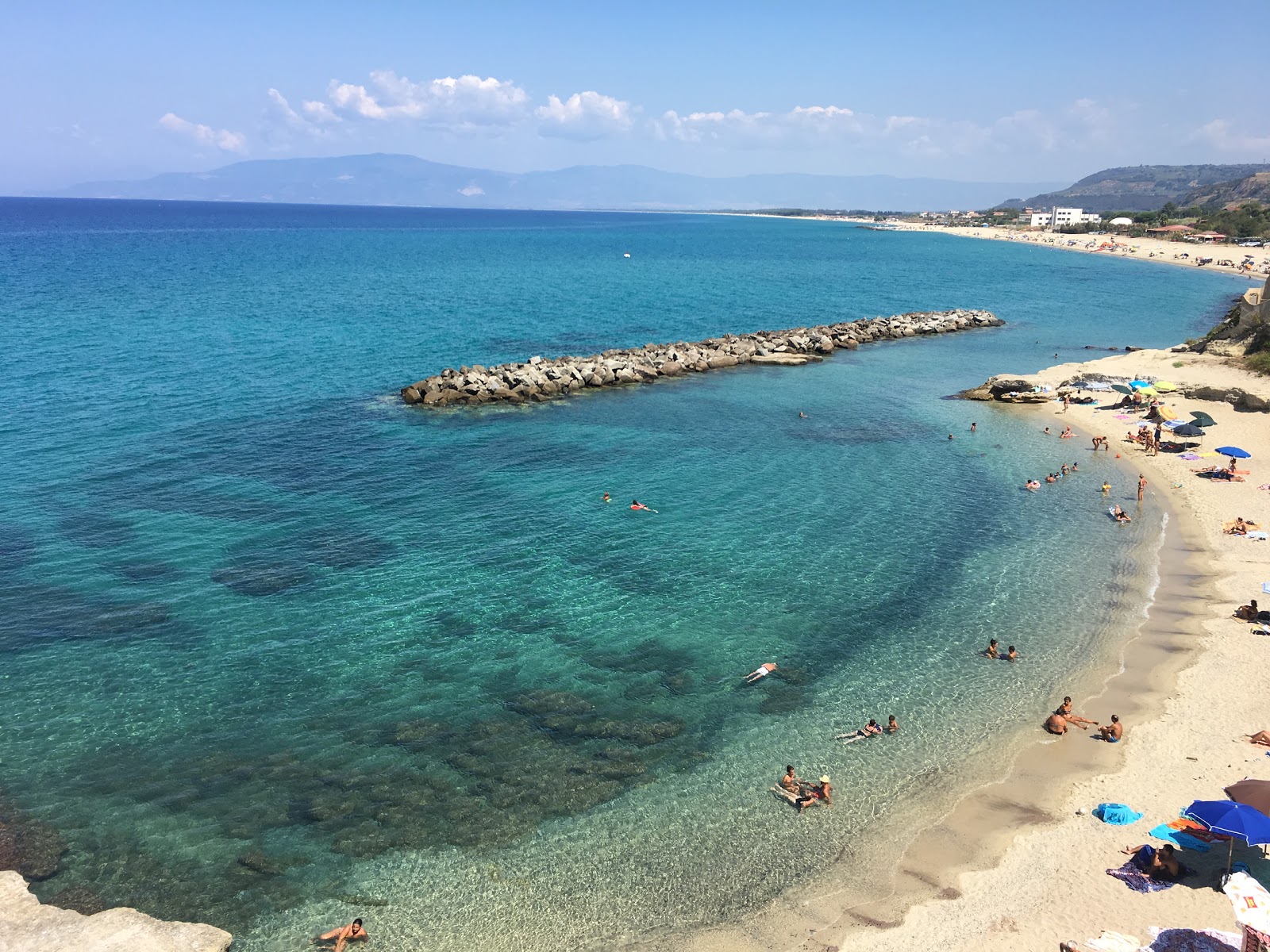 Foto di Pizzo beach II con una superficie del sabbia luminosa